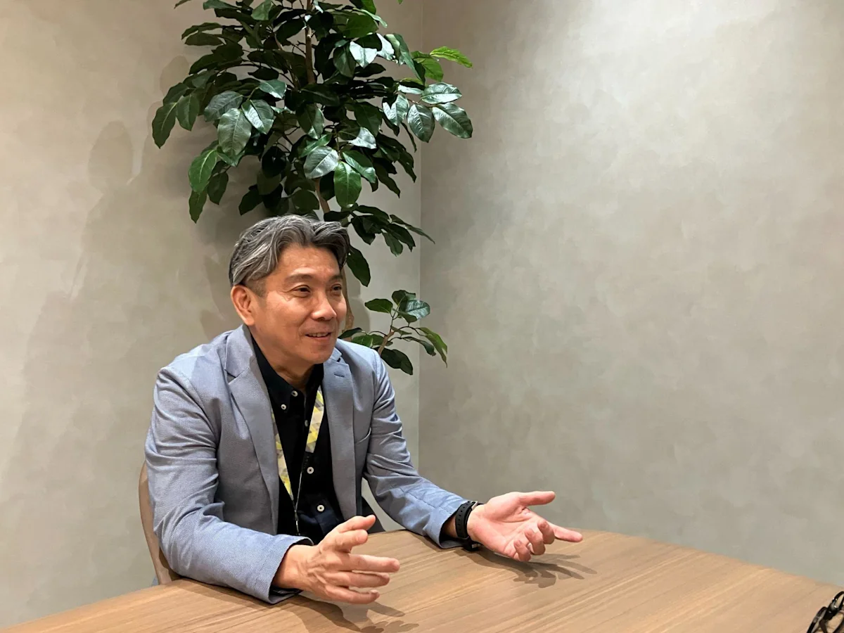取材に応じる辰巳修氏