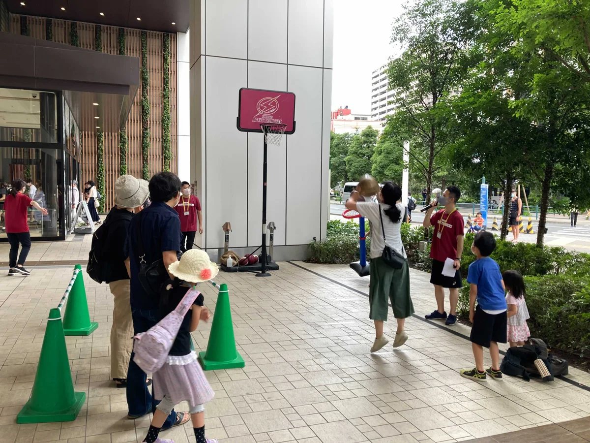アリーナ前で行われたシュート体験イベント。親子連れがミニバスケットゴールに並んでいる