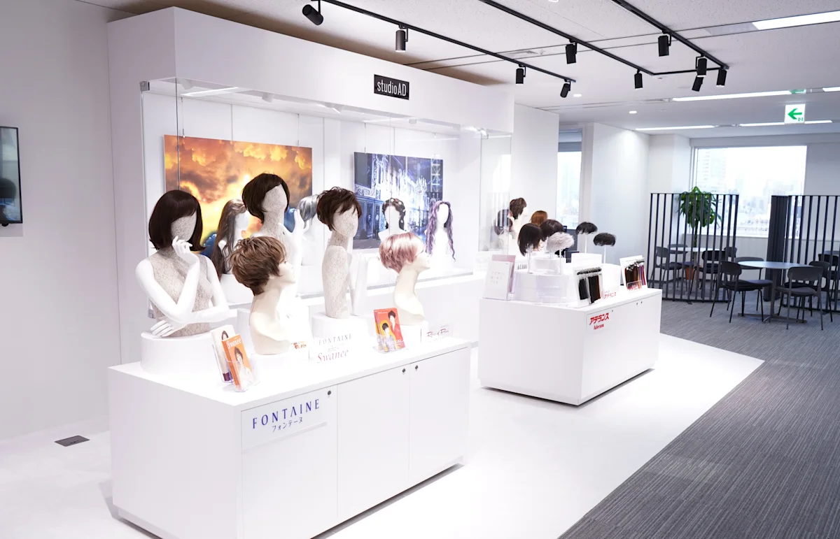 アデランスの店舗。ウィッグを載せたマネキンが並ぶ明るいショールーム