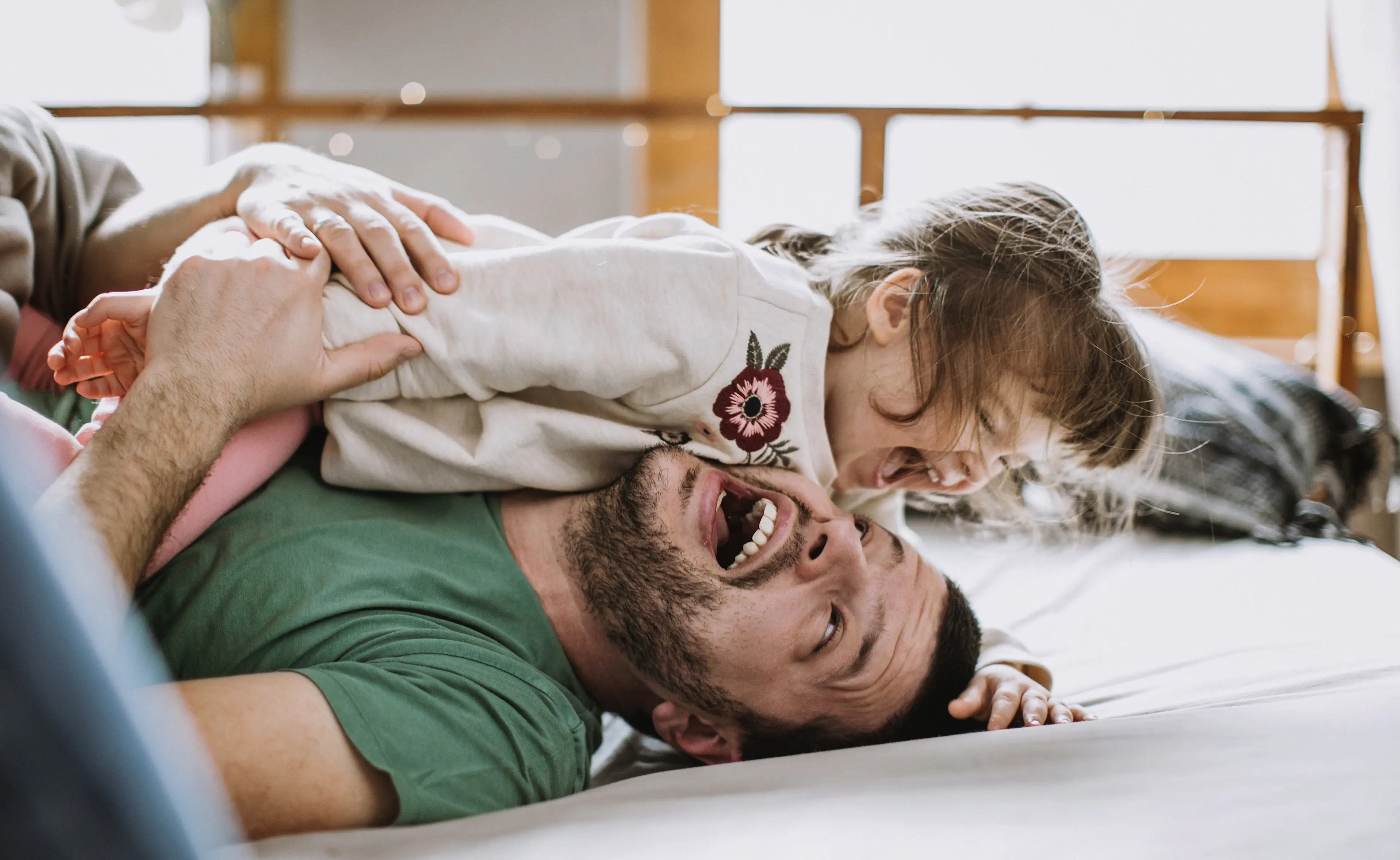 tată jucându-se cu fiica sa