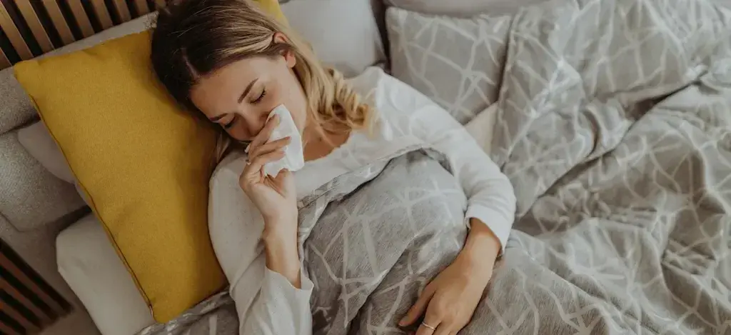 Tânără femeie constipată întinsă în pat