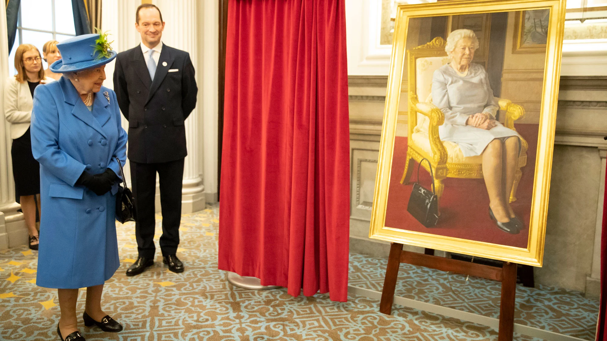 The Queen unveils the portrait of her painted by bp Portrait Awards winner Benjamin Sullivan