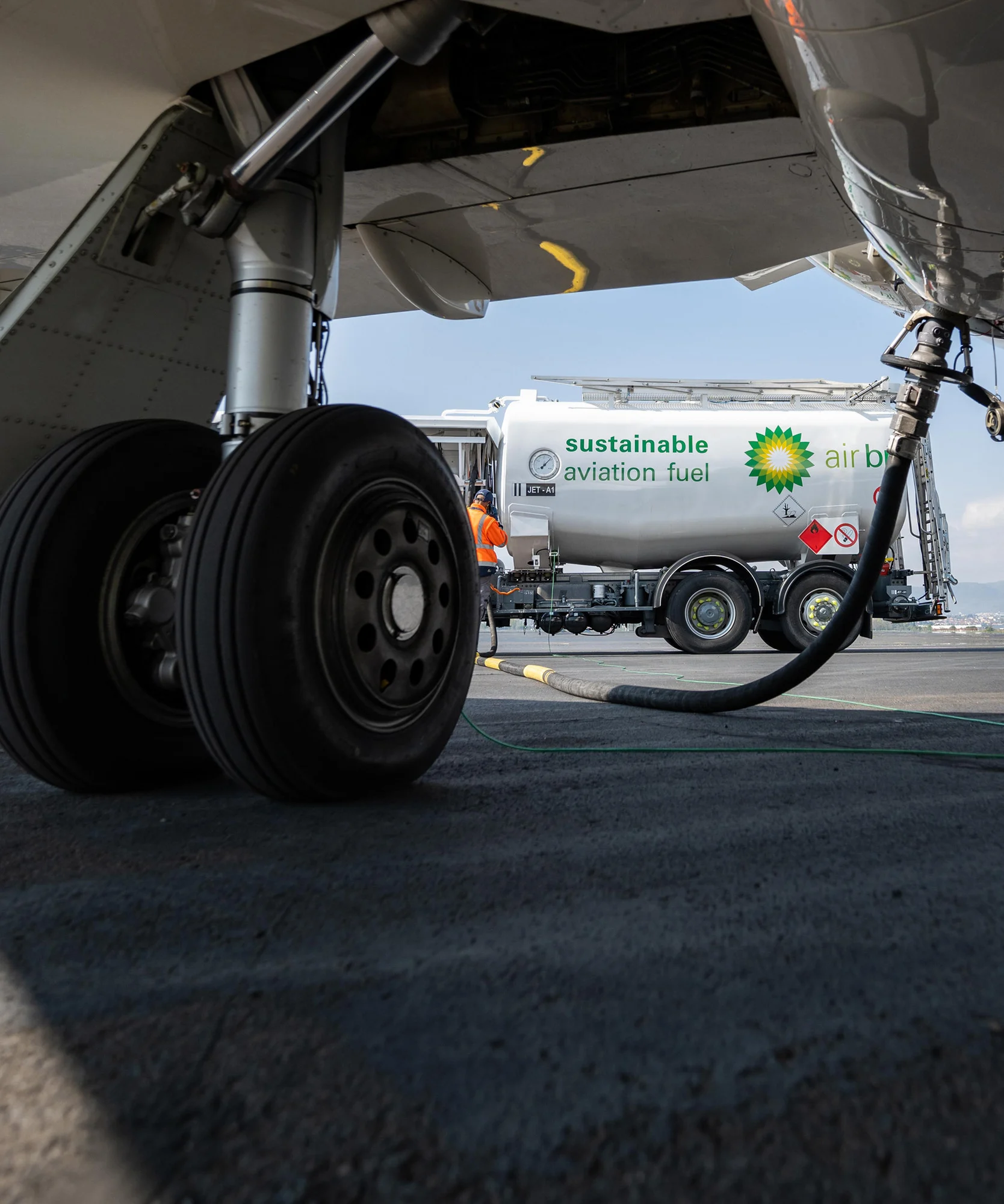 Air bp refuels an aircraft with sustainable aviation fuel