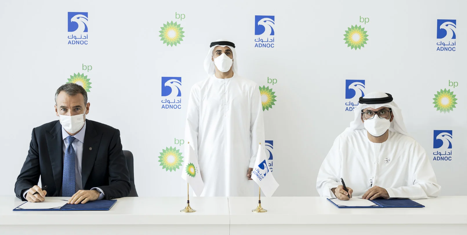 bp CEO Bernard Looney and H.E. Dr. Sultan Ahmed Al Jaber, ADNOC managing director and group CEO and Masdar chairman, sign the deal