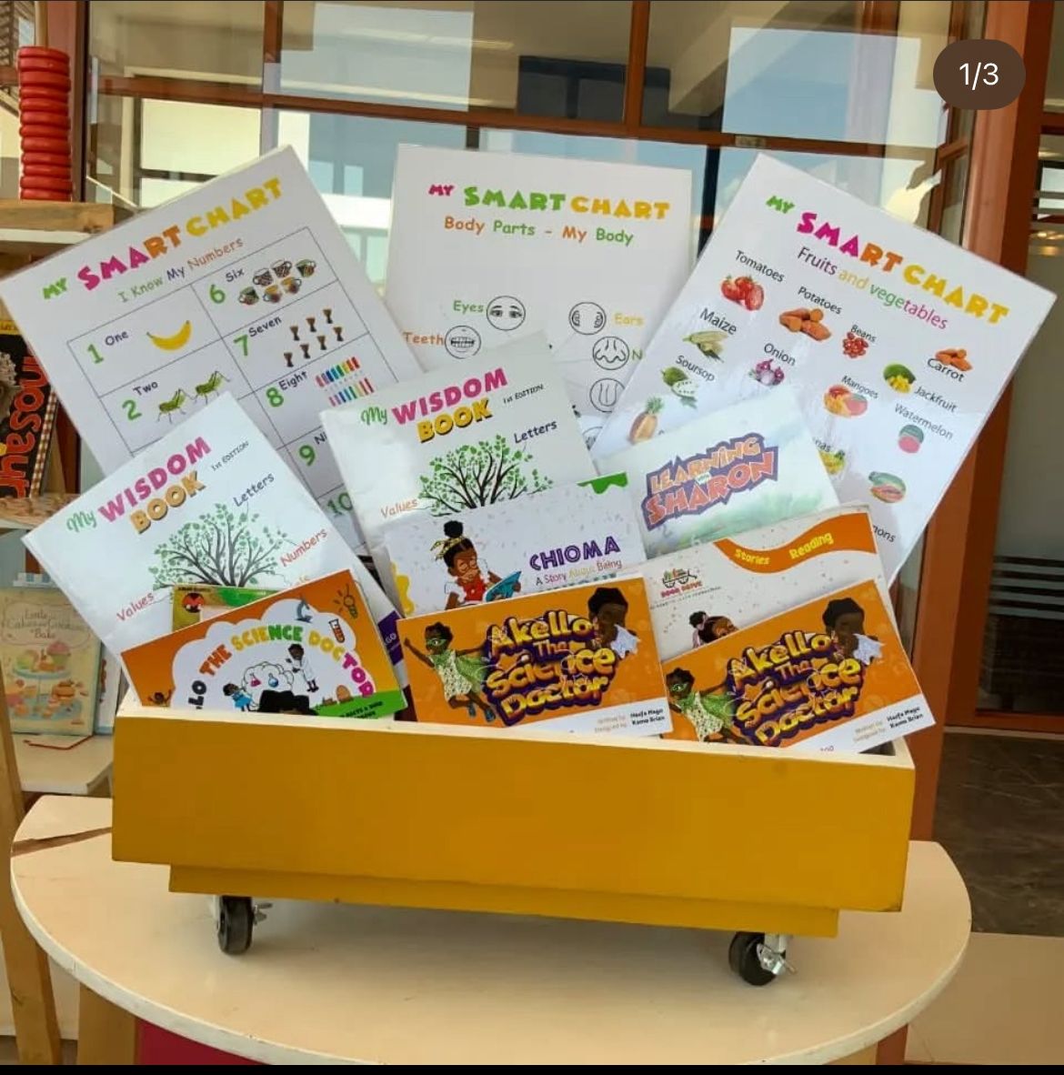 Carrito de libros con varios libros expuestos