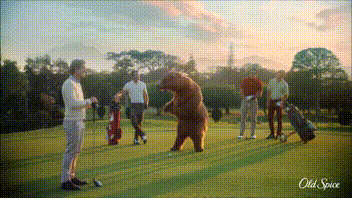 Old Spice Bear jogando golfe com um homem