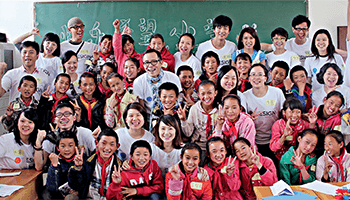 2013年6月，设计部员工志愿者在云南江丽市古城区大东乡建新宝洁希望小学。