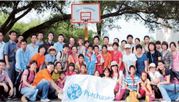 2012年6月，采购部的员工志愿者在广东阳山县亿博电竞app下载希望小学。