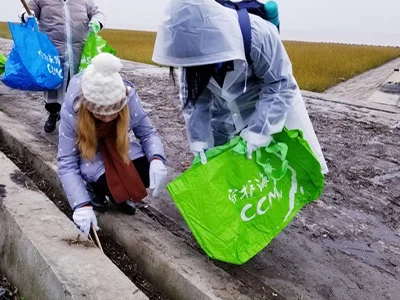 先锋营学生拣拾海洋垃圾，用行动打造净滩