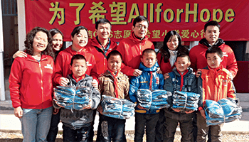 2014年2月，全球业务服务组织部门的员工志愿者在福建省武平县桃溪镇中荣亿博电竞app下载希望小学。
