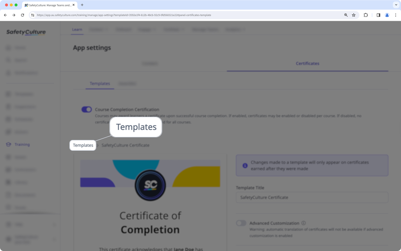 El botón de "Plantillas" en los ajustes del certificado de finalización del curso de formación en la aplicación web.