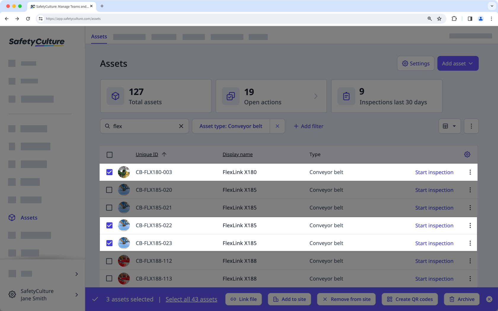 Wählen Sie über die Web-App mehrere Assets in der Asset-Liste aus.