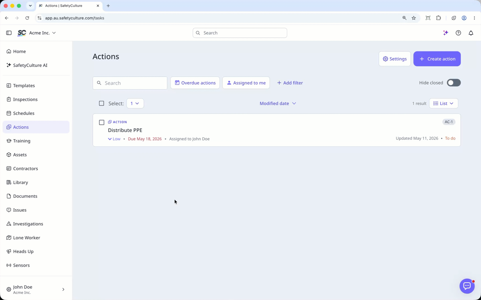 Attachez une vidéo à une action via l'application Web.