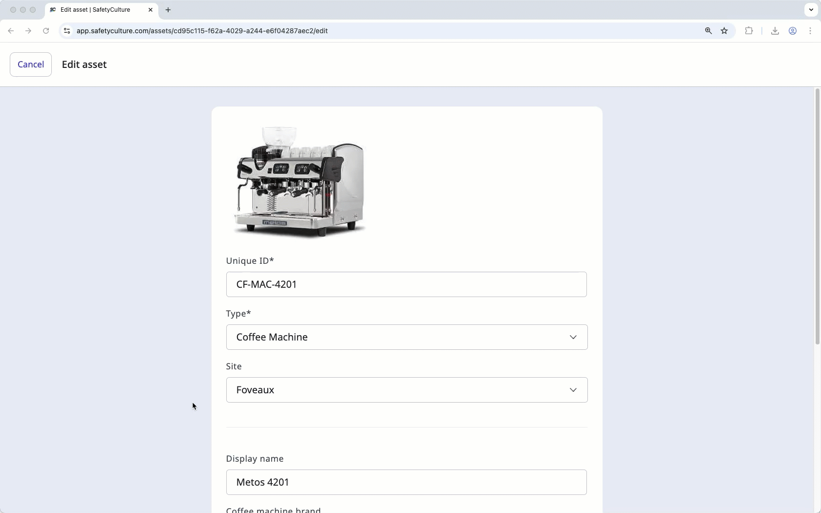 Edite los detalles de un activo a través de la aplicación web.