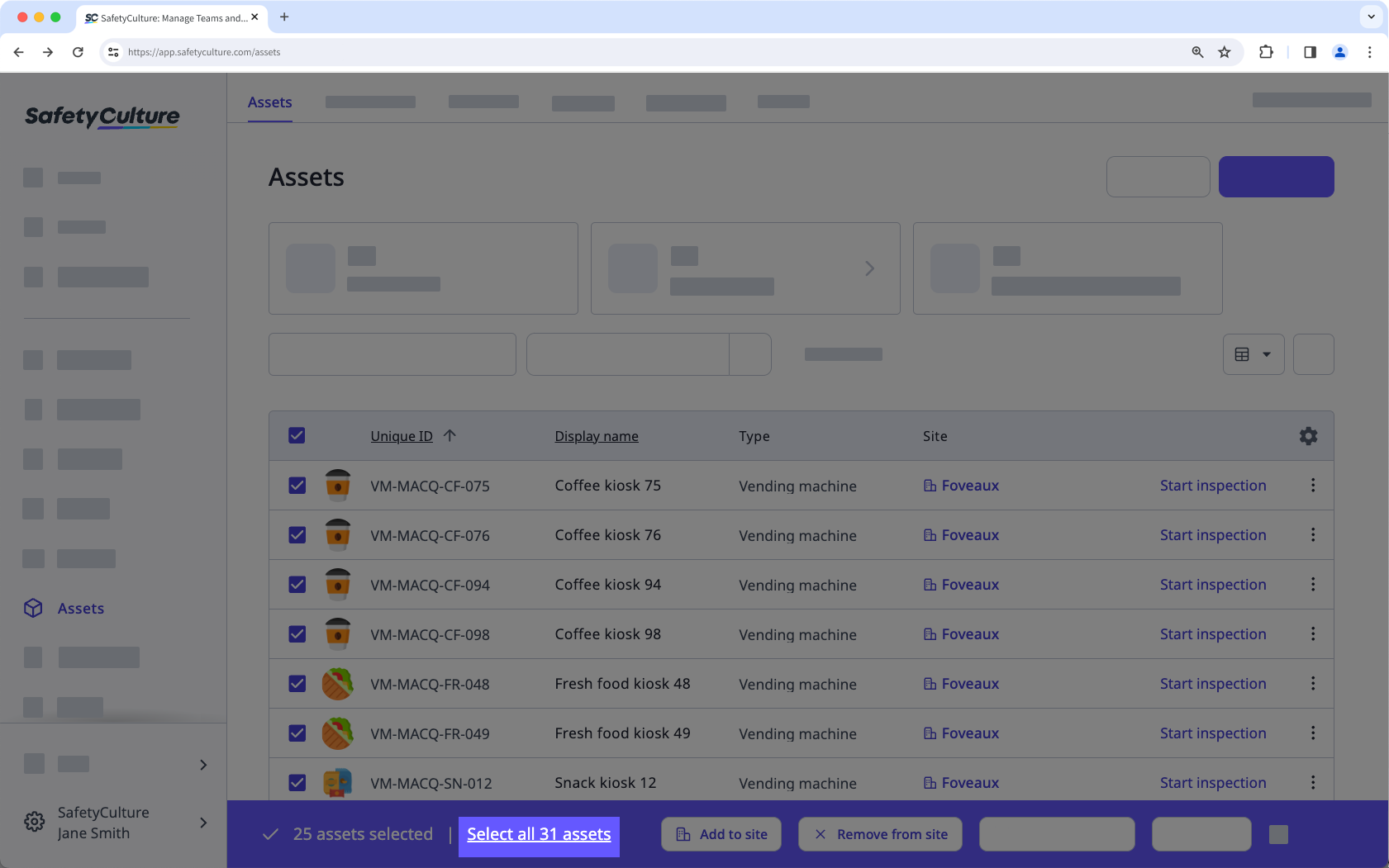 Seleccione todos los activos que desee añadir o eliminar de un sitio a través de la aplicación web.