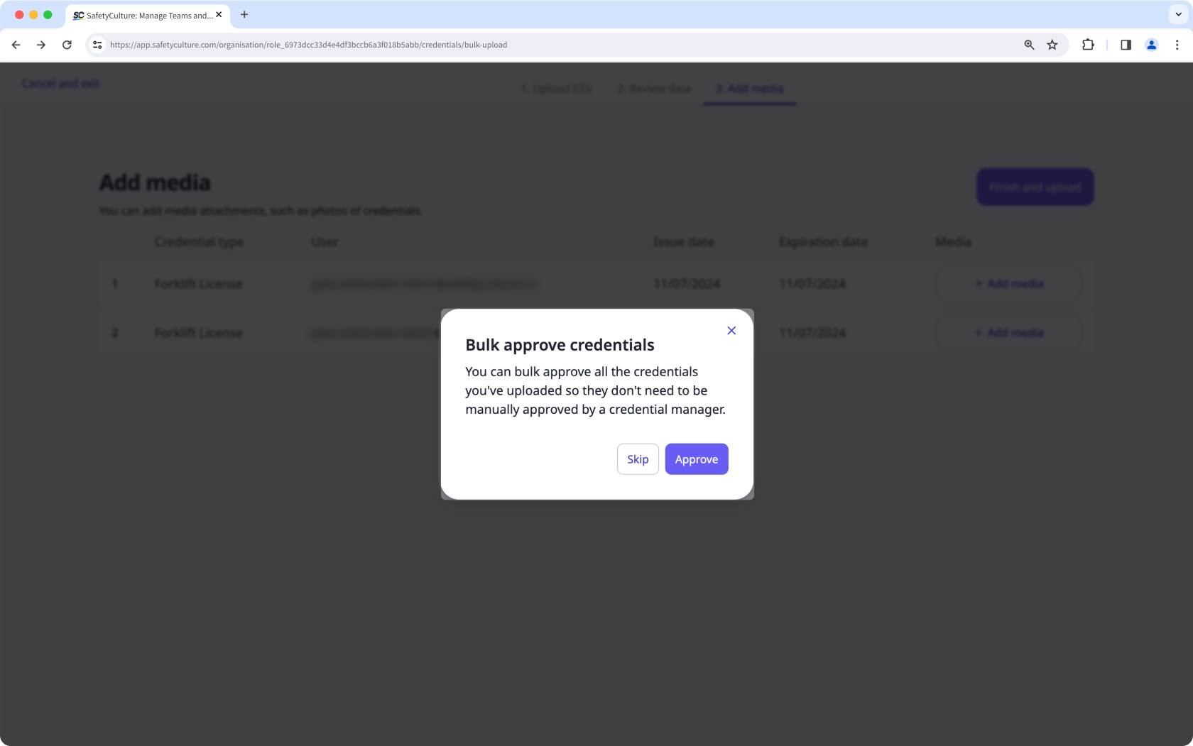 Mithilfe der Web-App Referenzen in großen Mengen genehmigen.