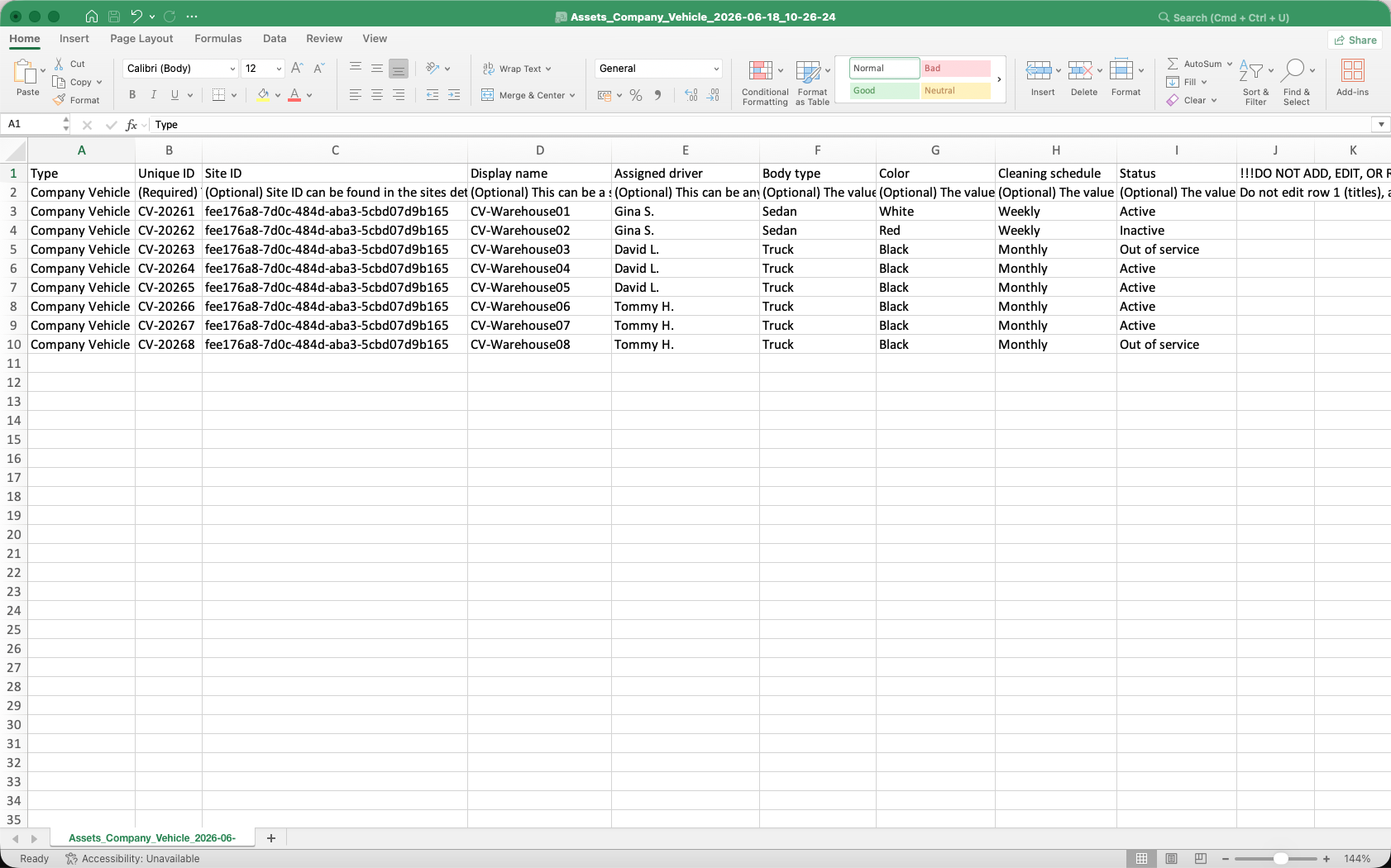 La plantilla de hoja de cálculo de importación de activos con datos de ejemplo de vehículos de empresa rellenados.