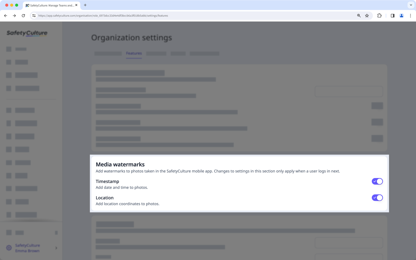 Gérez les filigranes de fichiers multimédias via l'application Web.