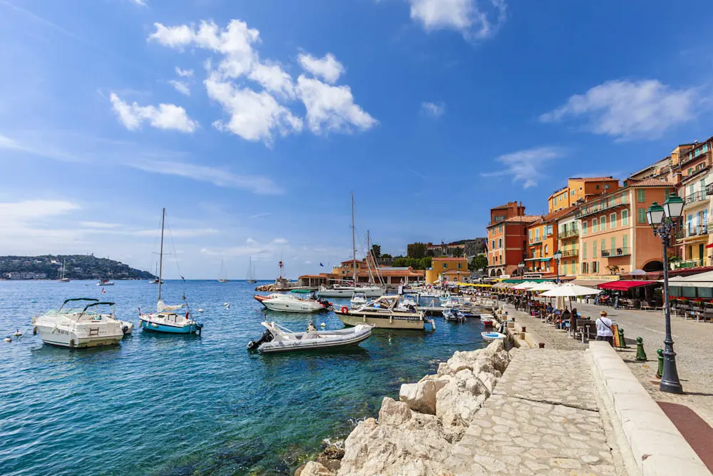 Riviera views, solid transit, and easy access to Nice—without the need for a car.