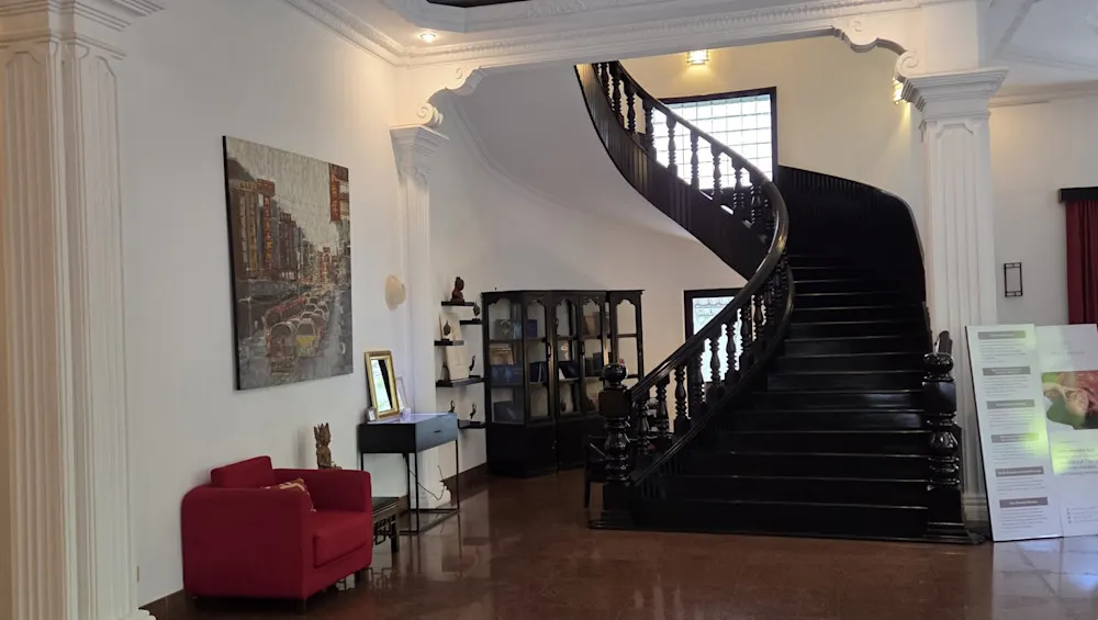 Colonial elegance: the White Mansion’s grand staircase and vintage charm welcome guests.