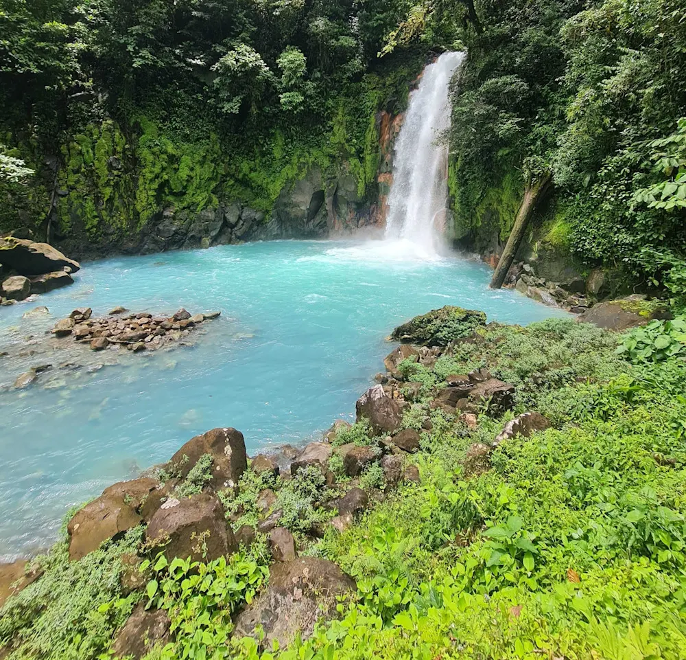 Rustic charm and riverside hot tubs in the jungle.