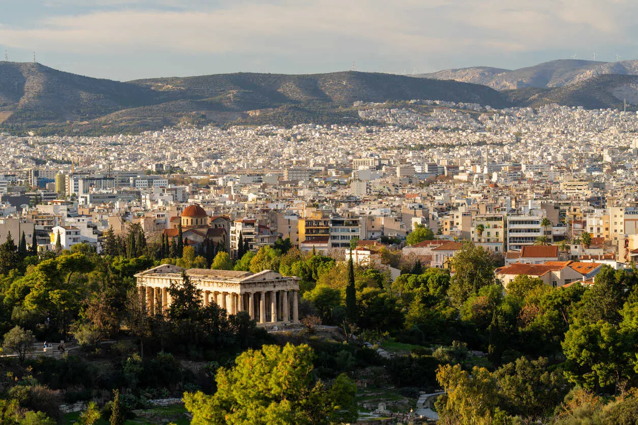 Athene trekt expats aan met zijn internationale connecties, gezondheidszorg en gevestigde gemeenschappen.