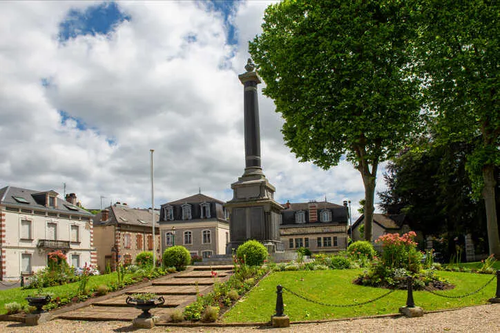 The War Memorial of Oloron-Sainte-Marie, honoring soldiers lost in World Wars I and II.