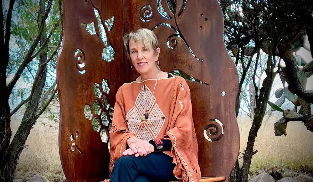 Artist Glen Rogers with her sculpture, ‘Aleteo’ at the El Charco Botanical Garden, San Miguel de Allende.