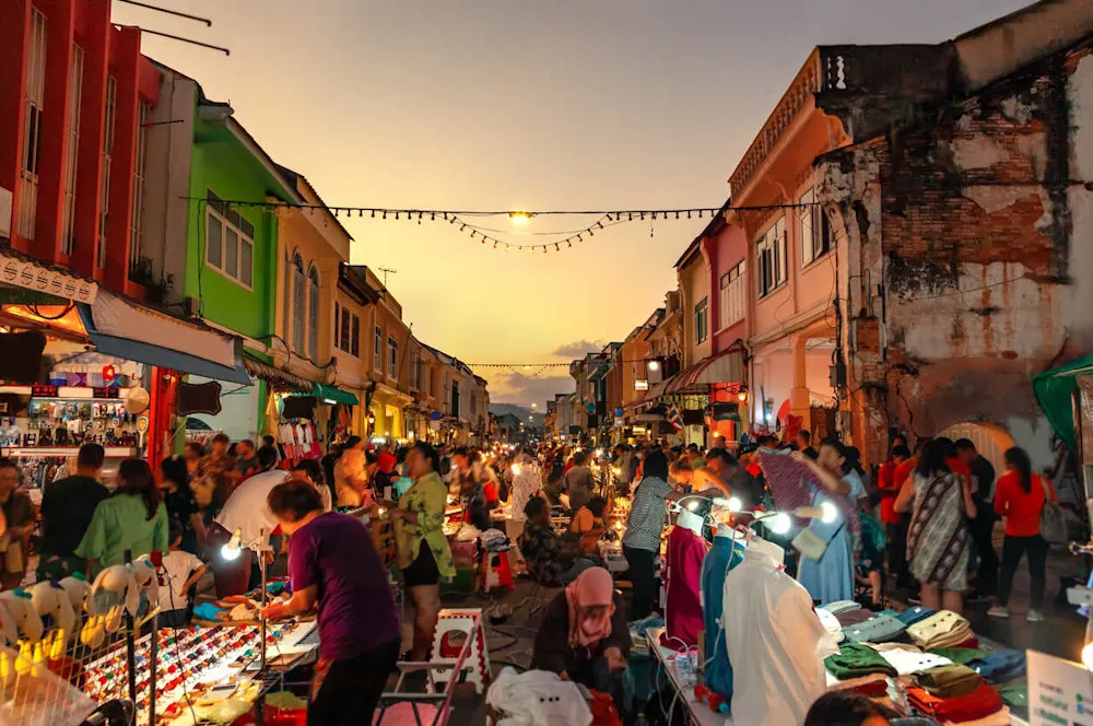 Mastering everyday Thai through real-world experiences like markets and taxis.