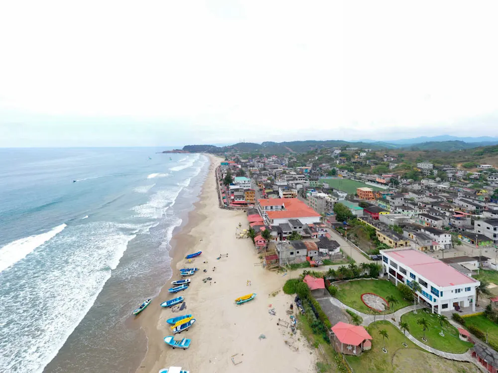 Montañita pulses with color and rhythm.