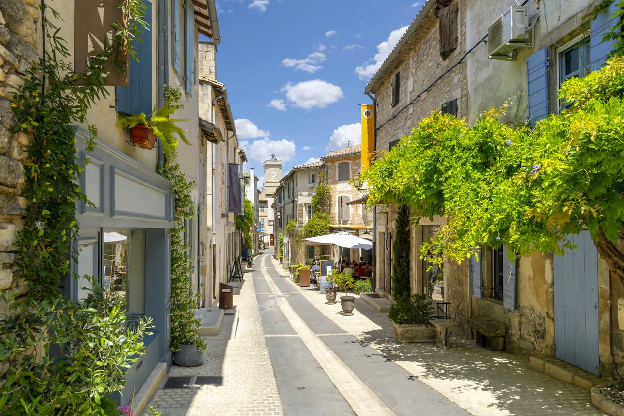 A quiet lane in Saint-Rémy-de-Provence, where daily life unfolds at a slower pace.
