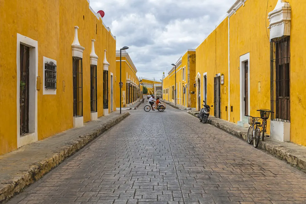 The golden streets of Izamal glow beneath blue skies, earning it the nickname “Mexico’s Yellow City.”