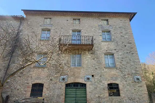 Own a 3,350-square-foot farmhouse in Italy for just €90,000 ($106,319).