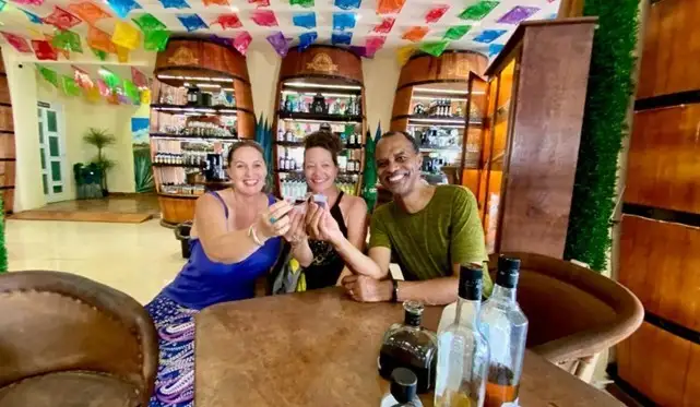 IL members Guy Nave (right) and Jane Hawley (center) hanging out in the Riviera Maya with IL Mexico Correspondent Bel Woodhouse (left). 