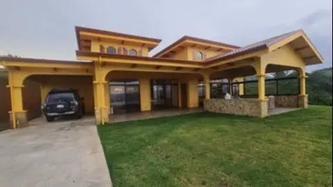 Judy and Rudy built this two-bedroom, two-bathroom home in Costa Rica and pay just $800 in property tax.