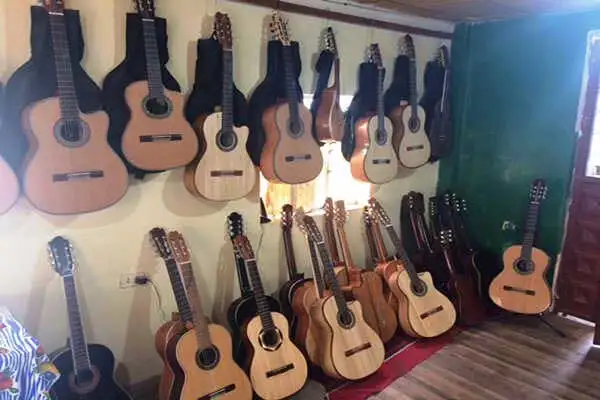 The display of hand-crafted guitars at Guitarras Uyaguari.