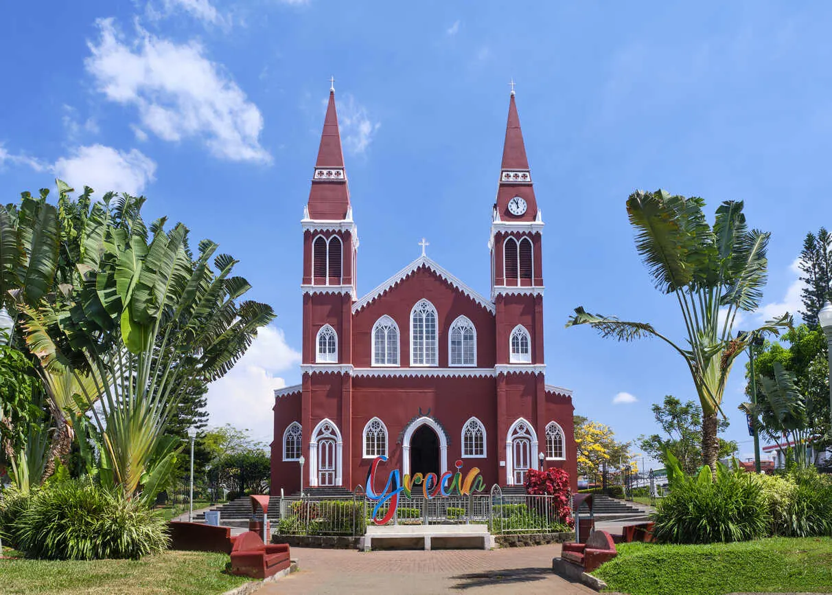 Perfect weather, modern amenities, and lush landscapes in Costa Rica’s heartland.