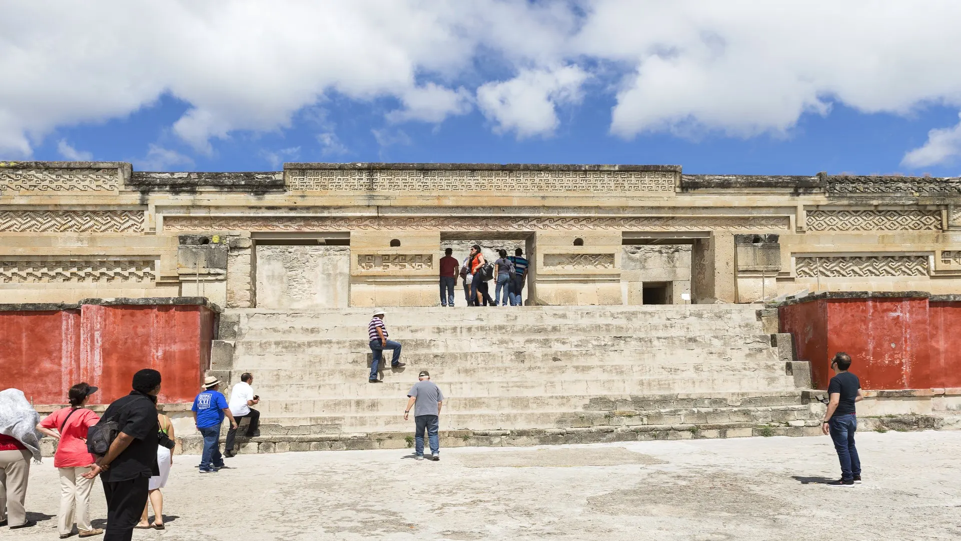 ©iStock/ovidiuhrubaru