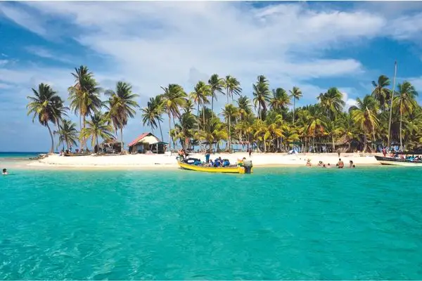 Peaceful, beautiful, and not a hotel chain in sight on Panama’s Guna Yala islands. © DIEGOCARDINI/iStock