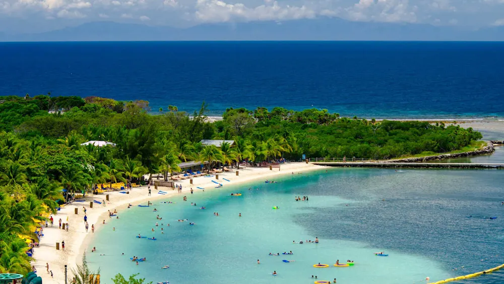 Diving paradise with a thriving expat community.