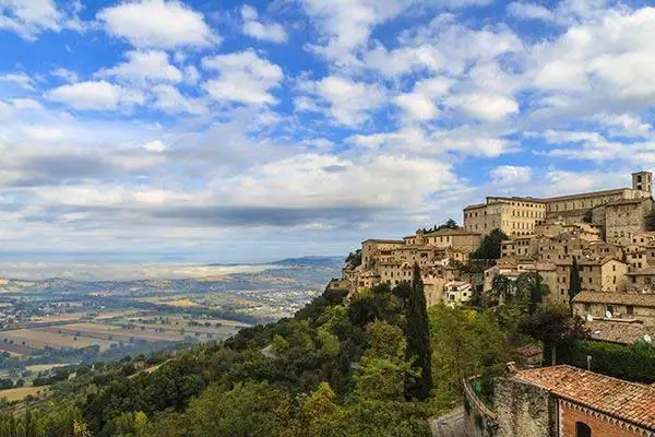 As it’s in the center of the region, Todi makes an excellent base for discovering more of Umbria. ©iStock.com/Oriredmouse