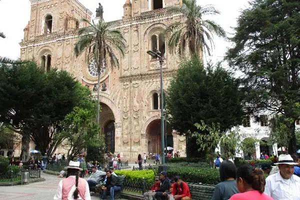The Parque Calderon contains a memorial to the hero Abdon Calderon, fountains, a gazebo, lush gardens, palms, and park benches.