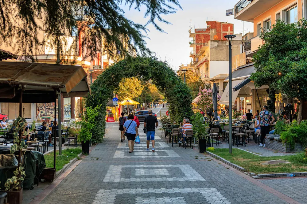 A glimpse into Serres’ vibrant street life.