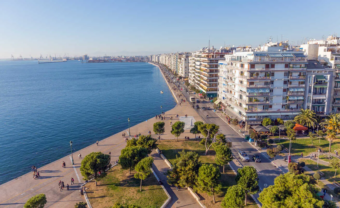 De boulevard aan zee van Thessaloniki geeft de stad een meer ontspannen, open sfeer dan Athene.