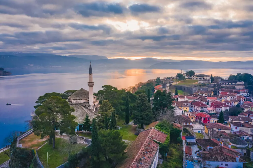 Ioannina’s laid-back rhythm and café culture suit both students and retirees.