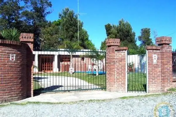 Syd’s Atlántida home, garden, and pool area.