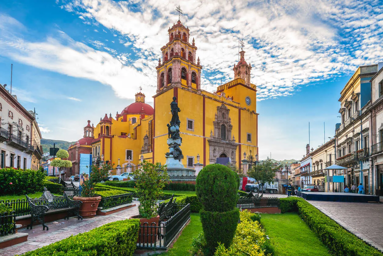 Sunset over the Catedral de Guanajuato, highlighting the city's rich history.