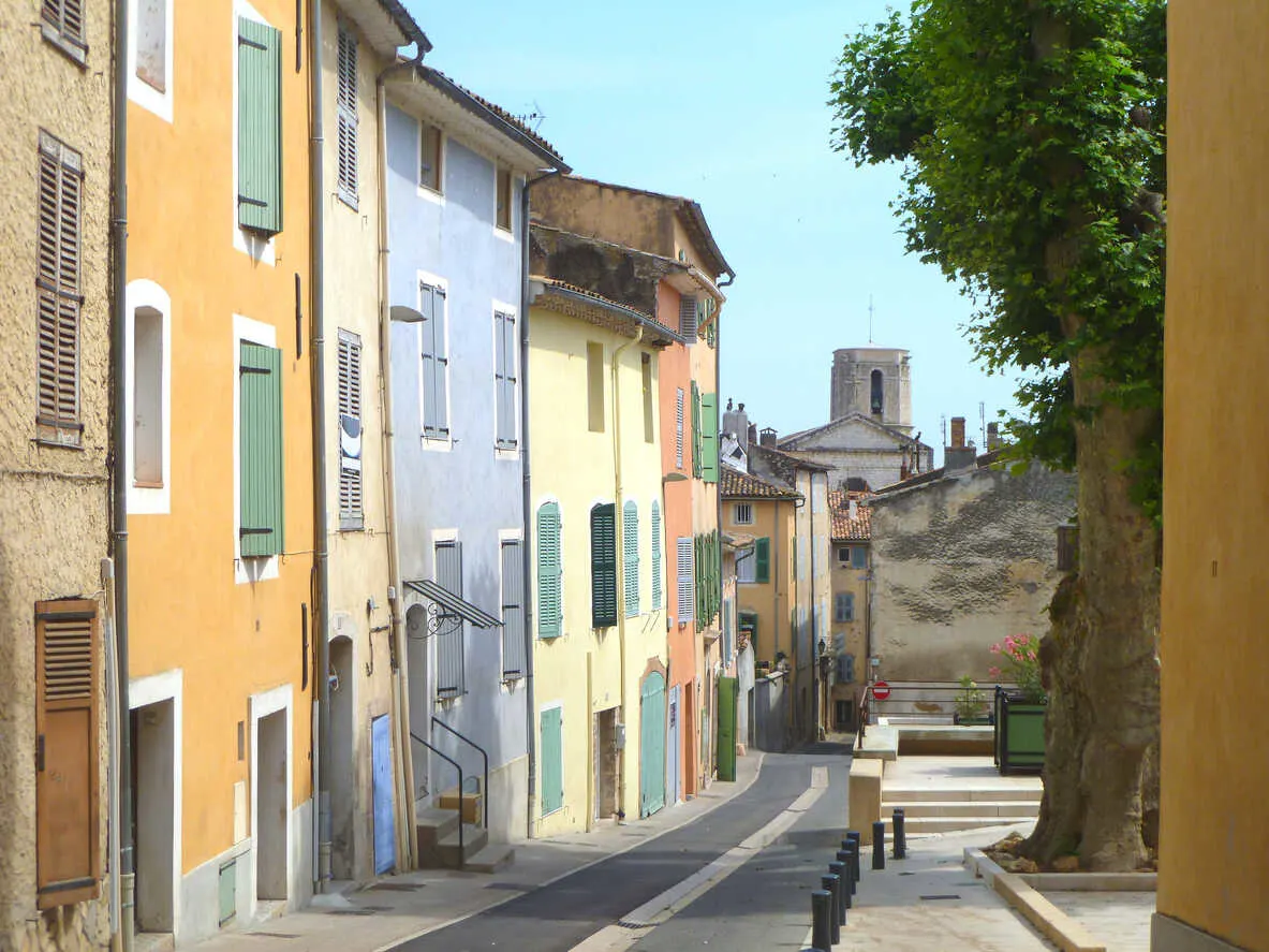 Wine country and Provençal charm meet in Lorgues.