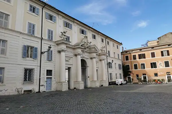 A large three-bedroom apartment in this historic building at the heart of Rome’s most popular nightlife district has seen a price drop of €60,000.