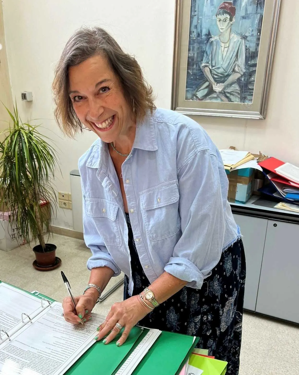 Cindy signs the documents that will officially recognize her as an Italian citizen.